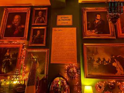 ...che ci indica subito una scritta sulla parete che recita: �Attenti al padrone, � pazzo�